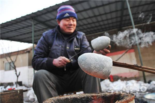 邹城千余度铁水放烟花泼金撒银美翻了图