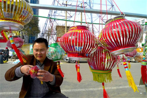 新春伊始,枣庄市山亭区民间艺人张峰将平时搜集到的废旧易拉罐变废为灯,手工制作成小巧玲珑的易拉罐花灯投放市场,既低碳环保又节俭时尚,又给节日带来喜庆氛围,受到不少市民青睐。图为民间艺人张峰在枣庄市光明广场整理自己的易拉罐花灯。 市民在枣庄市光明广场选购易拉罐花灯。 有创意! 好看! (新锐大众) 编辑:小青
