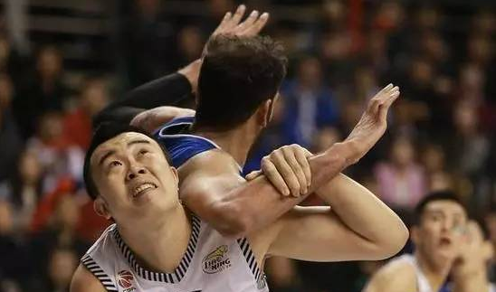 韩德君靠着身高体重碾压CBA,咋就进不了国家