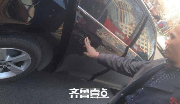 大学生突开车门致撞车被交警认全责!司机让其