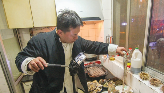 吃海鲜还能变网红?威海大叔直播吃海鲜引20万