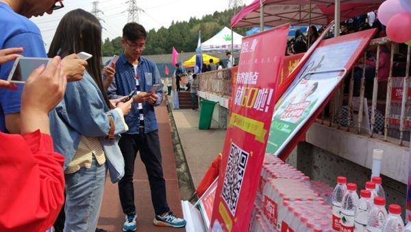 为运动后的大学生添水加力,农夫山泉助阵壹点