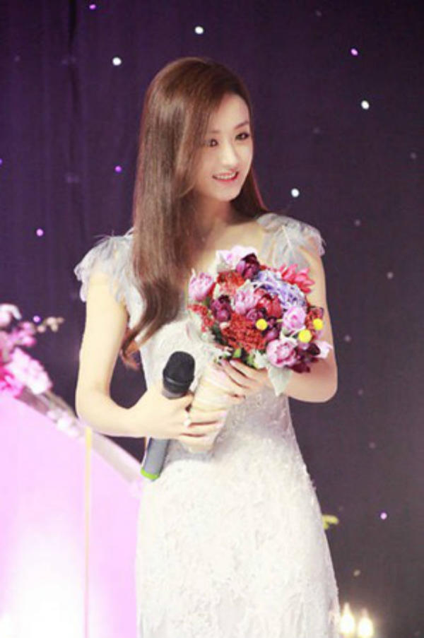 赵丽颖参加弟弟婚礼长裙女神范儿,现场感动落