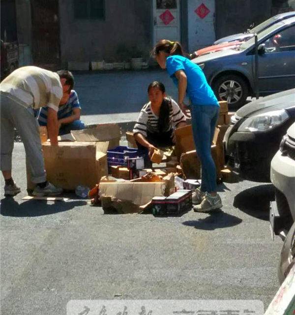 情报站追踪|济南一居民楼起火,窗户内外浓烟滚