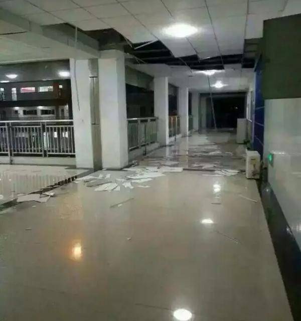 网曝临沂某院校学生宿舍天花板脱落 现场一片