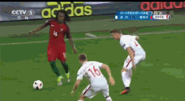 穆蒂尼奥送出精妙过顶直塞,插入禁区的c罗获得了直面门将的单刀机会