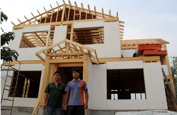 农村小伙自建木质两层别墅 在日本3年掌握技术