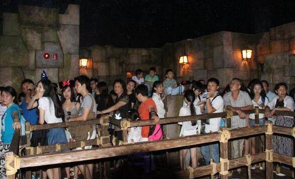 排队3小时只玩7分钟,上海迪士尼被批缺互联网