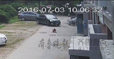 揪心!济南小区一男孩瞬间被轿车卷入车底,险丧