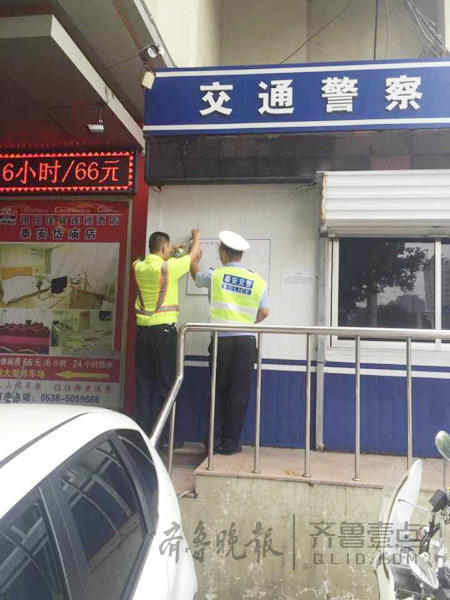 方便！交警岗亭贴上了公交线路图