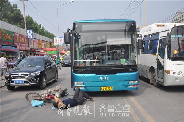 悲催连环撞!济南一男子先被轿车开门撞倒又遭