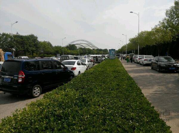 烟台高校开学现场如车展 兰博基尼、悍马…