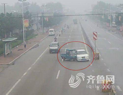 东平一电动车与轿车相撞 电动车大妈很生气