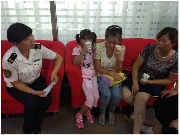 两口子吵架，妻子带娃离家出走，多亏了站务员……
