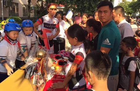 明珠小学社团纳新,家长挤破头