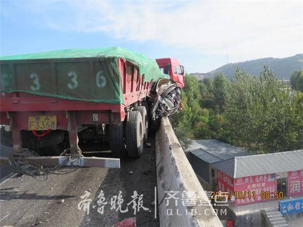 济南高速惨烈事故 轿车被大货压扁一起“挂”在桥上