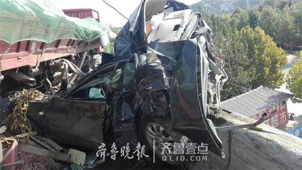 济南高速惨烈事故 轿车被大货压扁一起“挂”在桥上