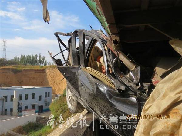 济南高速惨烈事故 轿车被大货压扁一起“挂”在桥上