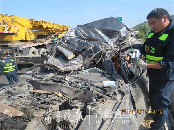 济南高速惨烈事故 轿车被大货压扁一起“挂”在桥上