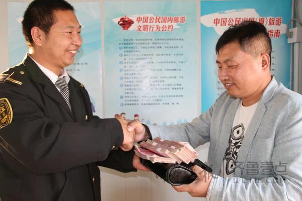 “馬大哈”酒后丟了5萬元  好司機1小時內物歸原主