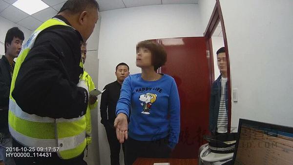 司機(jī)無證駕駛被查 同車女領(lǐng)導(dǎo)耍賴拒不配合