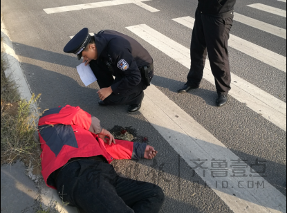 男子满脸是血倒在路边,记者路遇及时报警