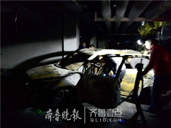 唐冶一小区停车场失火!致两车烧毁,3栋楼断电