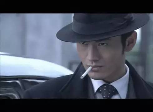 为了演好经典角色"许文强",生活中不抽烟的黄晓明,为戏每天要抽2-3包