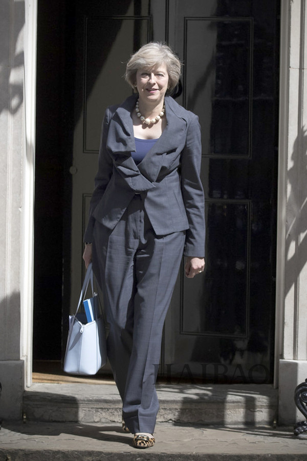 少女腿的英国女首相有点"猛",叫她时尚女魔头都不为过