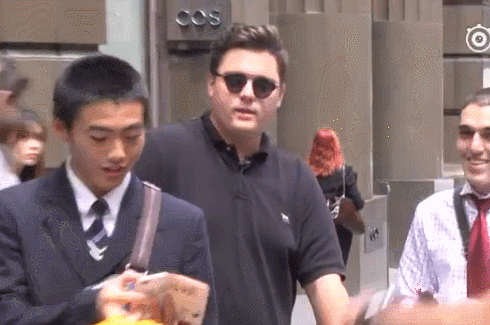 她把自己化妆成霉霉还雇了两个保镖一起上街,结果.