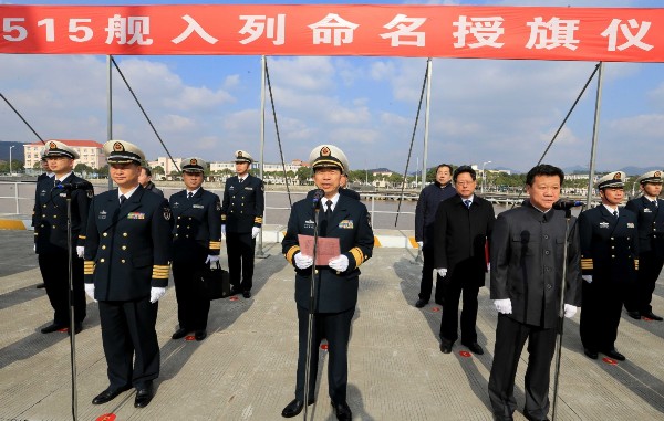 入列仪式现场,东海舰队副司令员支天龙发表讲话.