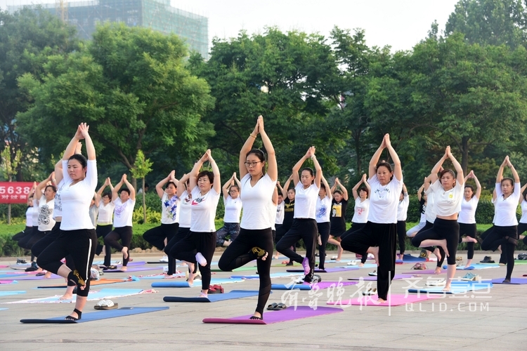 聊城:茌平人民广场瑜伽健身成一景