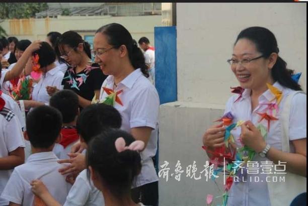 教师节来临之际，文登路小学为老师们提前精心准备了一份神秘礼“包”——海洋环保布袋。布袋装着孩子们亲手叠的千纸鹤项链。