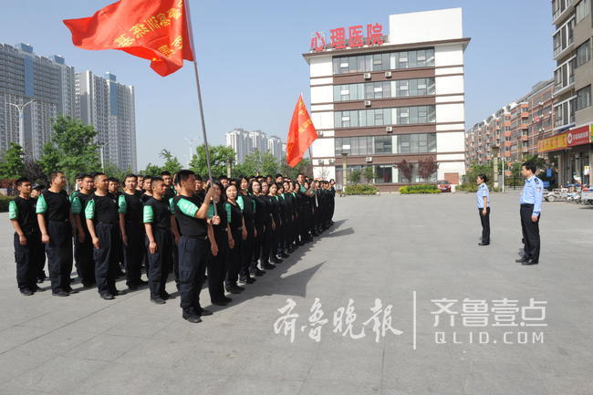 济宁市警察训练基地组织学员到社区进行志愿服务