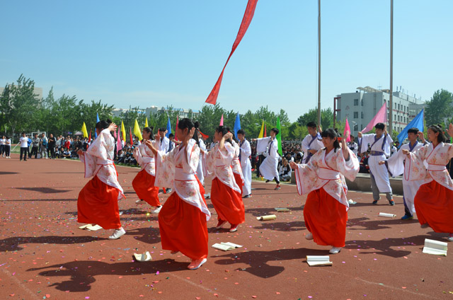 二中惠民文化冰球科技艺术节,学生自导自演精队员体育争球站位图片