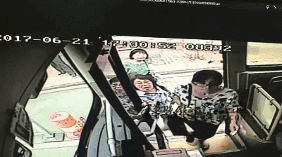 近日,一位没透露姓名的中年大姐将一袋子西瓜送上了131路公交车.