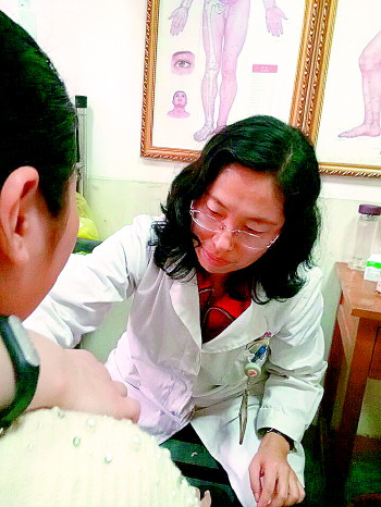 省中医专家于晓华在给小朋友贴三九贴.生活日报 记者 王丽 摄