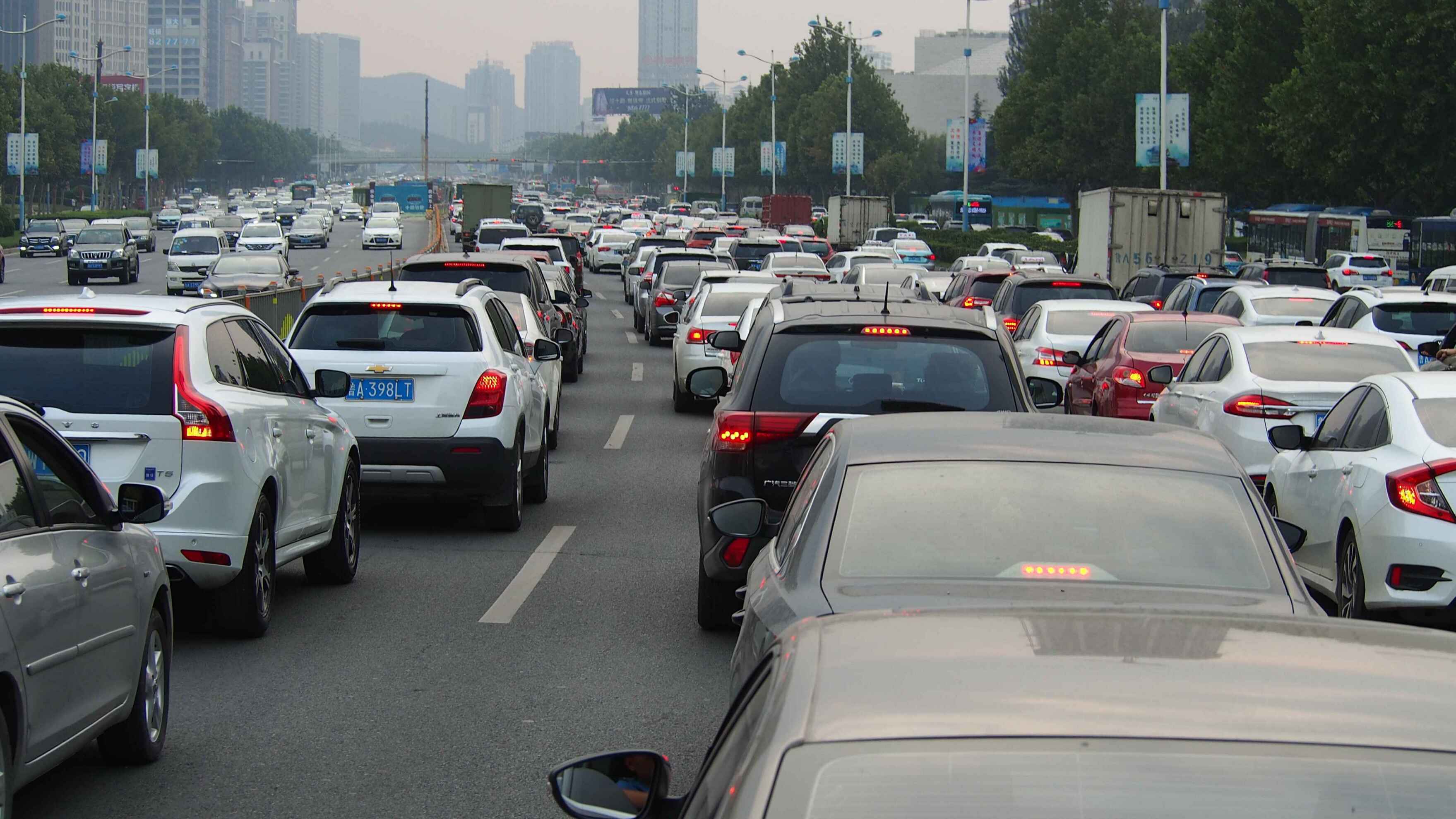 大家都知道周五堵车,如今这大拥堵来的越来越早了.