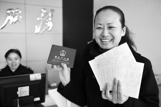 搬入新房却无法落户的济南市民王女士,拿到了自己的户口本.