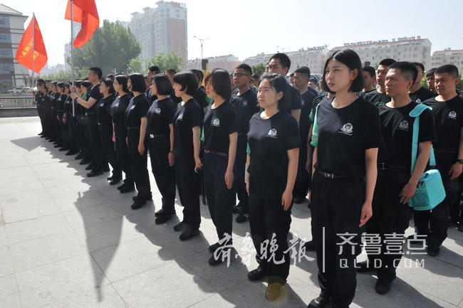 济宁市警察训练基地组织学员到社区进行志愿服务