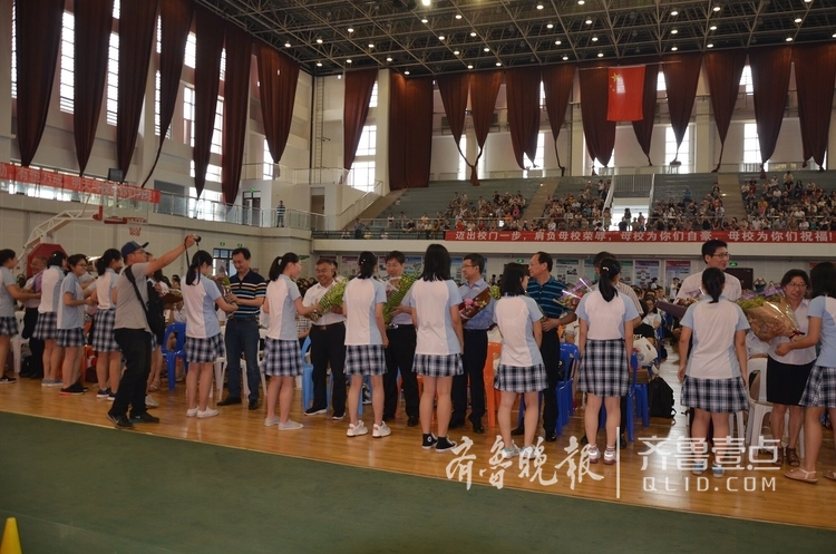 烟台二中高新校区首批698名毕业生毕业