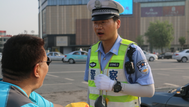 与所队长一起值班济南交警段东中队长张春光