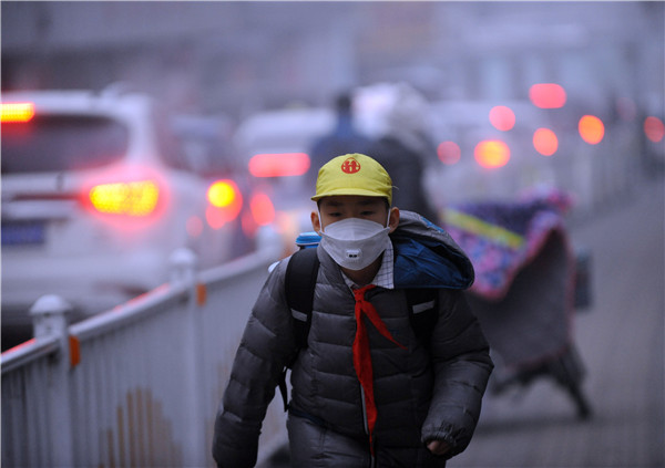 20日,濟南迎來今冬最強霧霾天氣,市民出行時全副武裝,戴上口罩遮擋