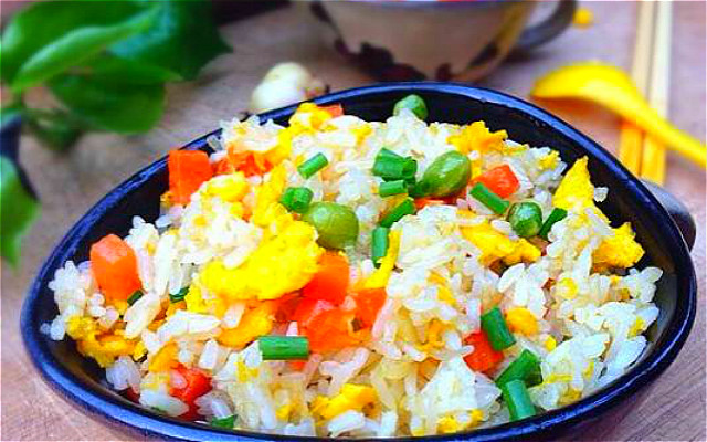 有些地方,蛋炒饭叫木须饭,按字来说,该是木樨饭.