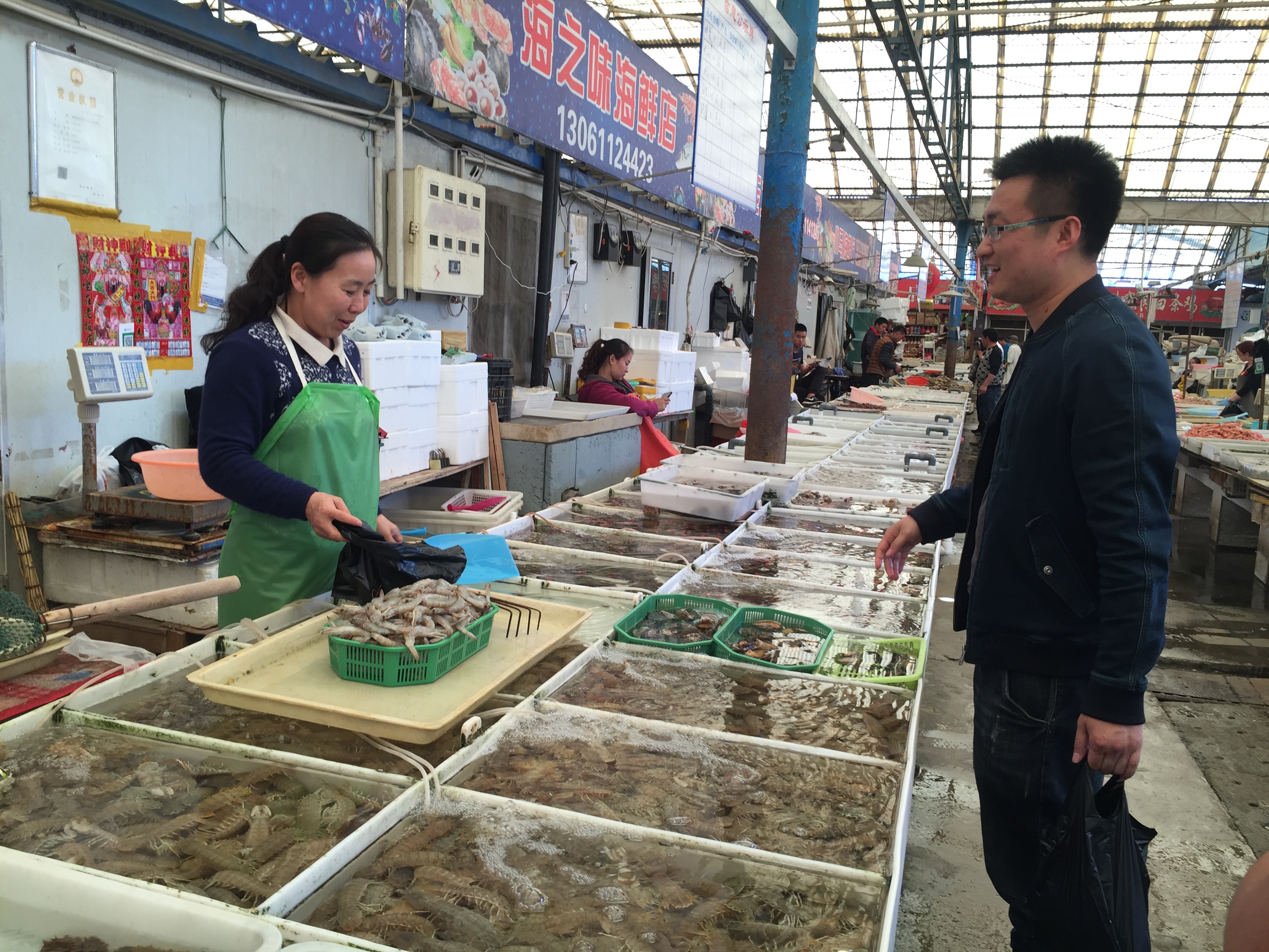 3日下午,帝王宫水产品市场内,不少市民正在挑选海鲜