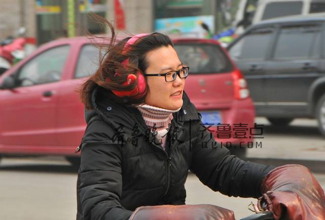 吹啊吹啊我的骄傲放纵,3月第一天枣庄市民风中