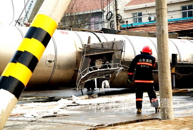 26吨苯酚罐车侧翻泄漏 35名消防官兵成功排险