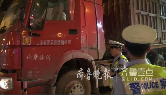 歷城交警在清河北路將軍路路口聯合特警,渣土辦開展大貨車,渣土車,危