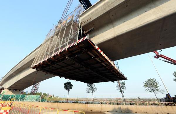 青岛地铁11号线首个悬臂梁跨线桥合龙