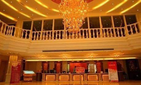 泰安凯撒金殿温泉会馆涉黄被查,十多名女子被带走